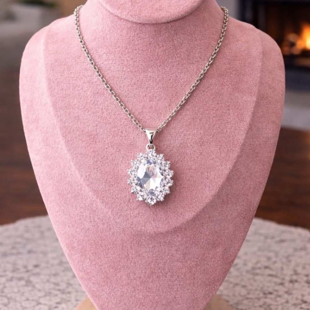 NWT Dazzling Diamond Pendant Silver Necklace
